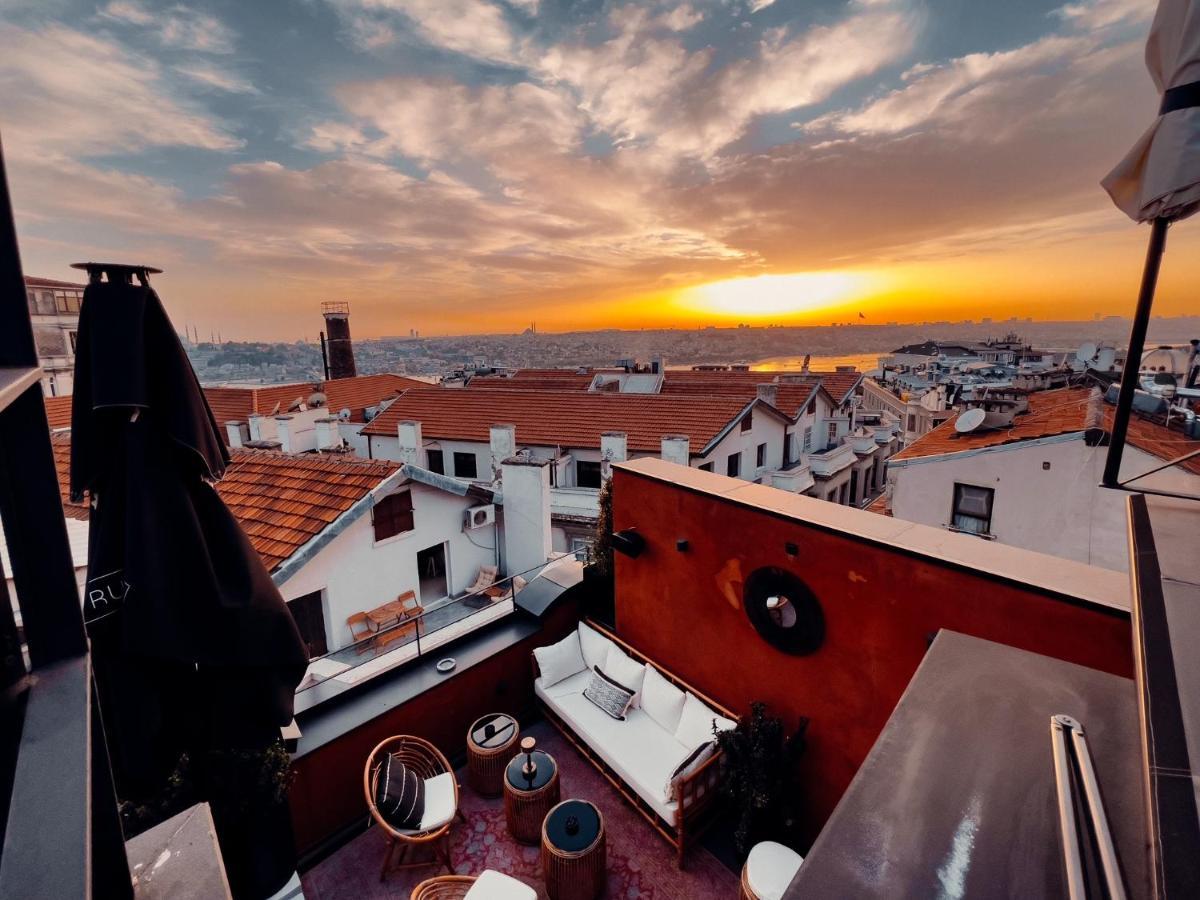 Ruz Hotels Стамбул Экстерьер фото Sunset over the rooftops of the city