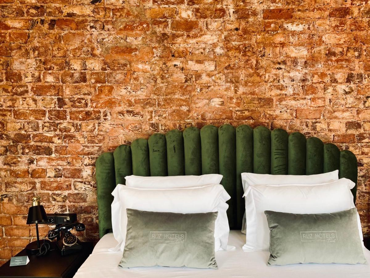 Ruz Hotels Стамбул Экстерьер фото A bed with a green headboard
