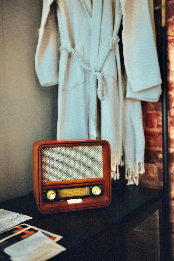 Ruz Hotels Стамбул Экстерьер фото A radio in a hotel room